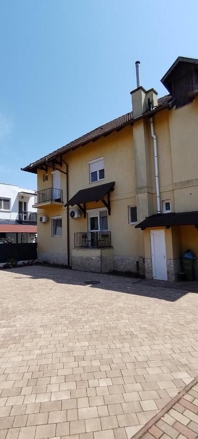 Levendula Apartmanhaz Hajdúszoboszló المظهر الخارجي الصورة