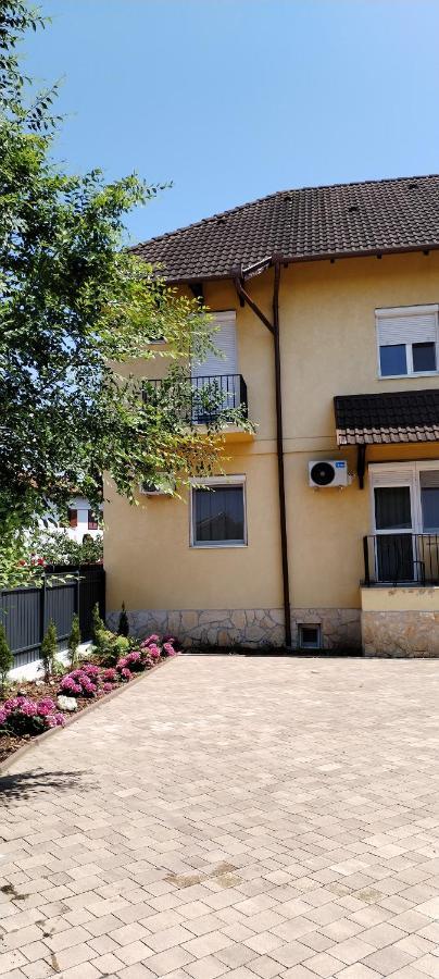 Levendula Apartmanhaz Hajdúszoboszló المظهر الخارجي الصورة